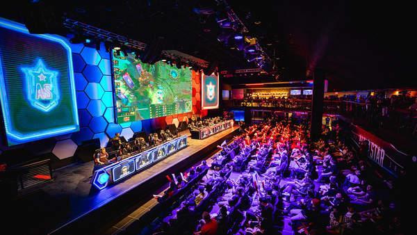 LPL女主持人希然晒照：一会赛前发布会见勒