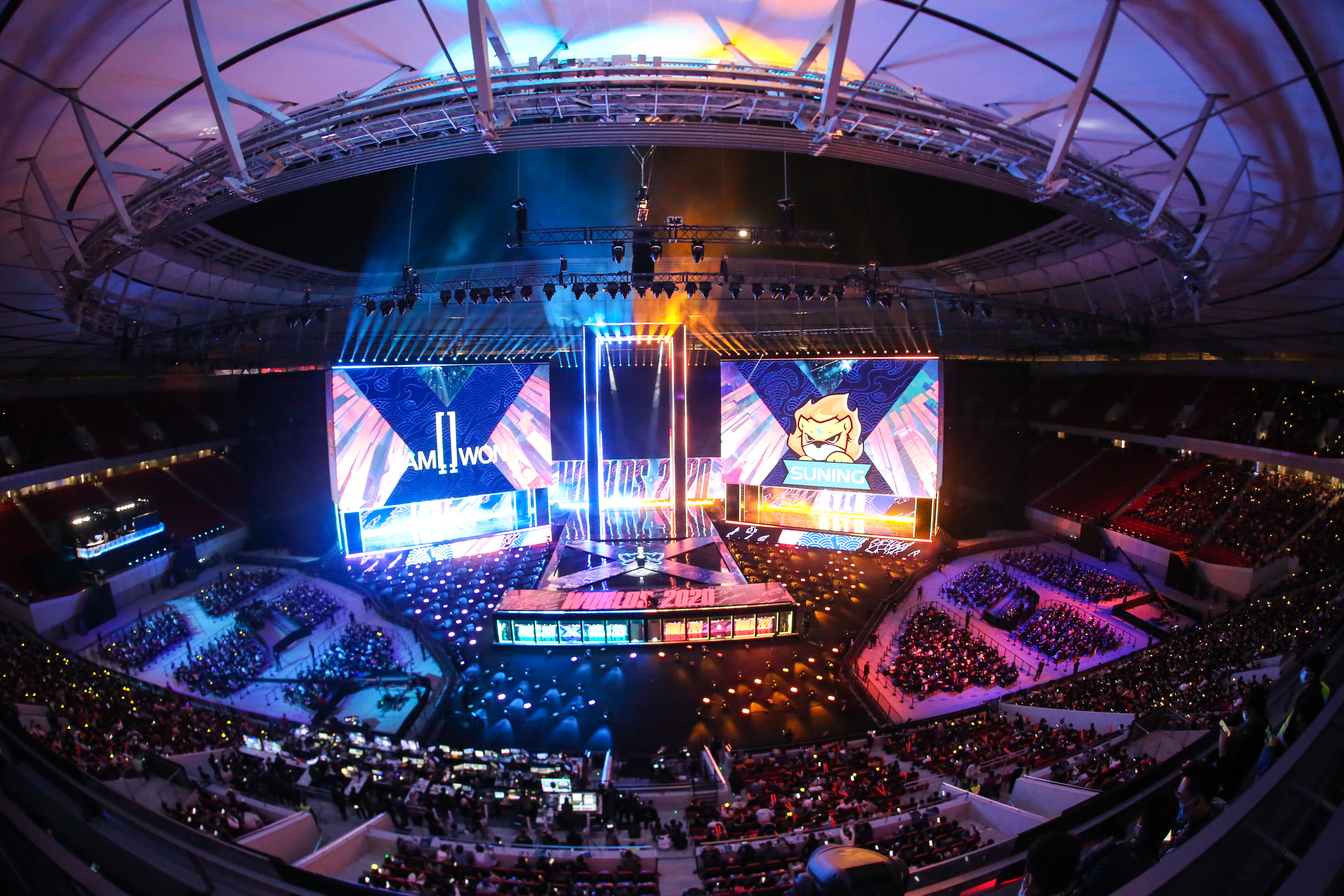 目前LCK联赛前三名的队伍是：DK、BRO、T1 Deft选手、Canyon选手、Zeka选手、Clozer选手